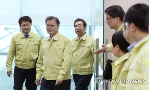 지난 16일 서울시청에서 열린 코로나19 수도권 공동방역회의에 입장하고 있는 문재인 대통령 모습(사진=연합뉴스)